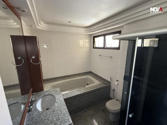 Imagem Apresentamos este amplo e sofisticado apartamento localizado na Praia da Costa, um dos endereços ma...