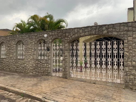 LINDA CASA TÉRREA 3 dormitórios com 248 m² de construção com pavimento inferior muito bem aproveitado