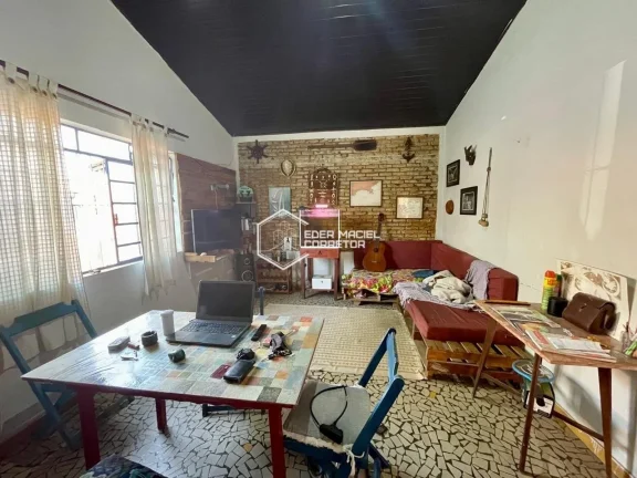 Imagem Imóvel com 313m² de terreno e 140m² de área construída, oferecendo amplo espaço para você e s...