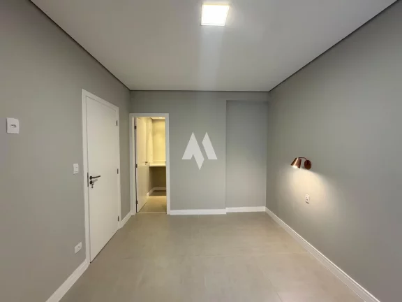 Imagem Apartamento reformado à venda com 3 suítes, na quadra da praia no bairro do Gonzaga em Santos/SP