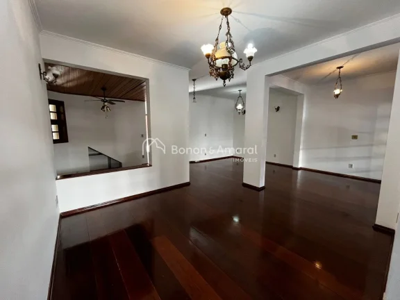 Imagem Casa de 600 m², com 3 entradas separadas (principal, sala da lareira e serviço). Com 5 suítes, se...