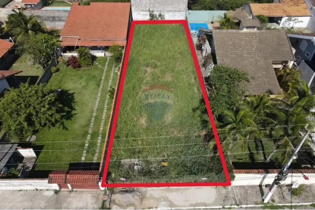 Imagem Terreno plano e murado perto da praia.