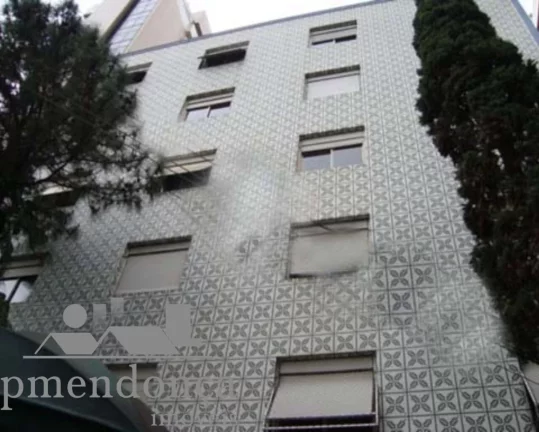 Imagem Apartamento amplo, com piso todo em taco, com 2 quartos com armários embutidos e 1 banheiro no tota...
