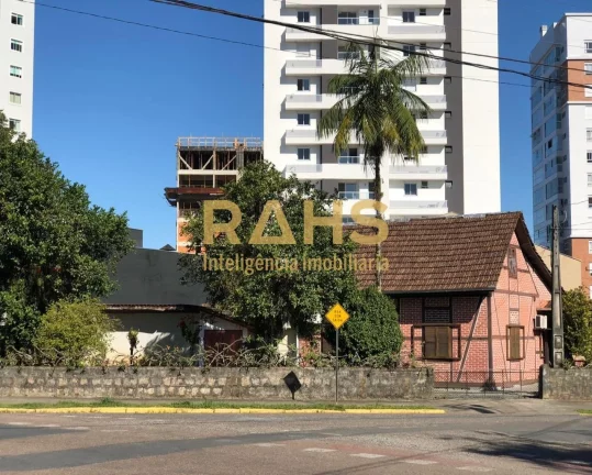 Imagem Linda casa enxaimel, de esquina com a Rua Eça de Queiroz, localizada em uma excelente área comerci...