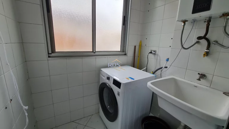 Imagem Vende um aconchegante apartamento de 51m², com dois dormitórios sendo uma suíte, uma vaga coberta