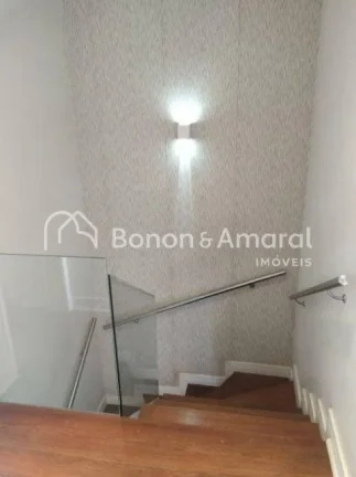 Imagem Casa com 3 quartos, sendo um suíte, com armários e ar condicionado, sala living três ambientes, c...
