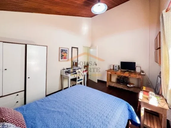 Imagem Casa com 330m² de área construída e terreno de 1.050m². Possui 4 dormitórios, sendo 2 suítes, ...