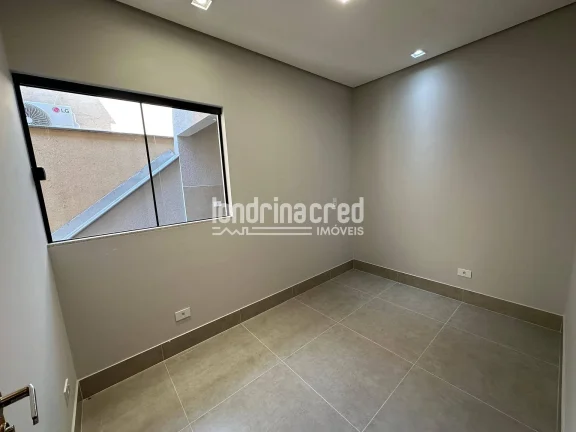 Imagem Casa assobradada à venda com 106m² de área construída, 2 dormitórios (1 suíte), 3 banheiros e 2 vagas de garagem em terreno de 125m².