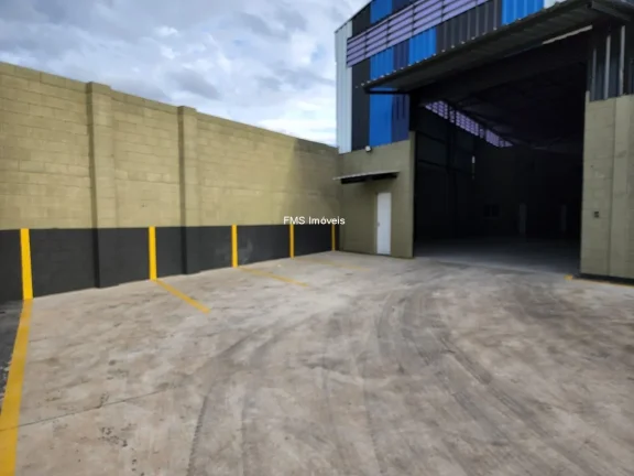 Imagem Galpão para alugar com 1050m2 em Santana de Parnaíba - SP.