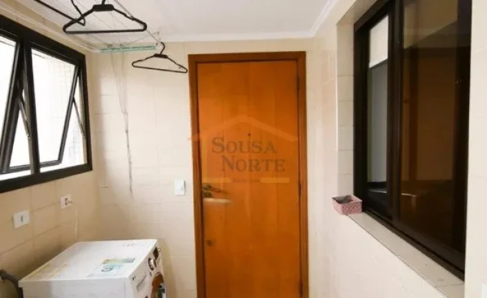 Imagem Apartamento com 3 dormitórios, sendo 1 suíte, totalizando 4 banheiros. Possui 150 m² de área, lo...