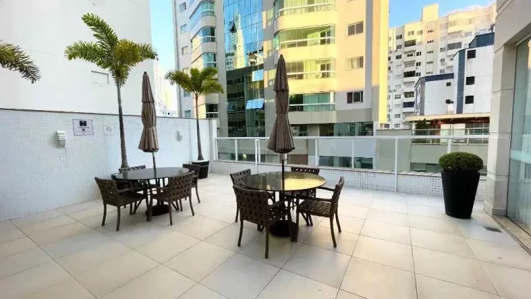 Imagem Apartamento mobiliado de alto padrão com 4 dormitórios e 3 vagas no Centro de Balneário Camboriú