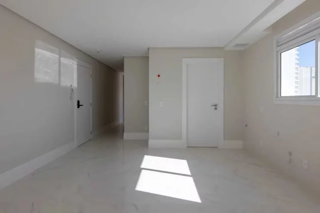 Imagem Apartamento vista mar e andar alto! Com 4 suítes e 3 vagas no Bairro Pioneiros em Balneário Camboriú
