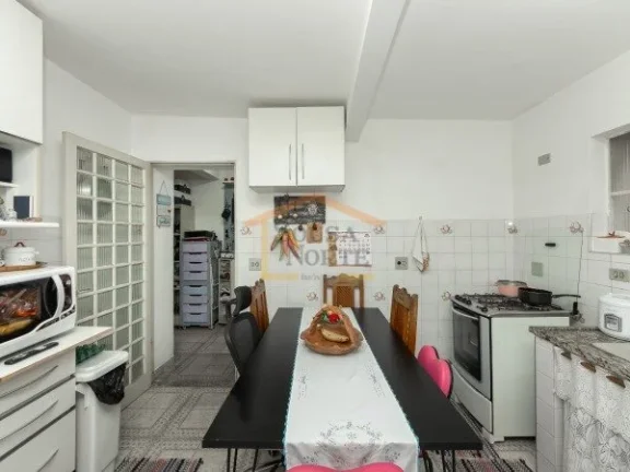 Imagem Casa Térrea, 104m², 8 dormitórios, sendo 2 suítes, 6 banheiros e 1 vaga de garagem. 

O imóvel ...