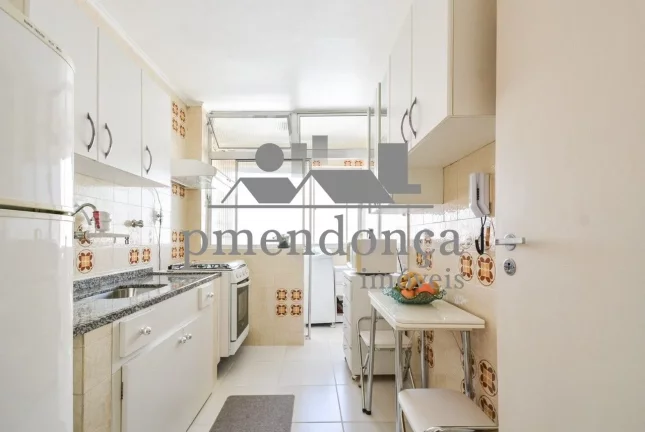 Imagem Ótimo apartamento no 2º andar, localizado na Rua Alves Guimarães, com 129m².