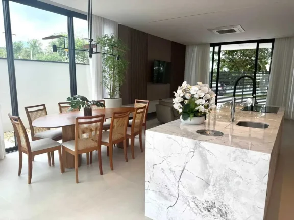 Imagem Casa com 4 dormitórios sendo 4 suítes e 2 vagas de garagem em Balneário Camboriú/SC