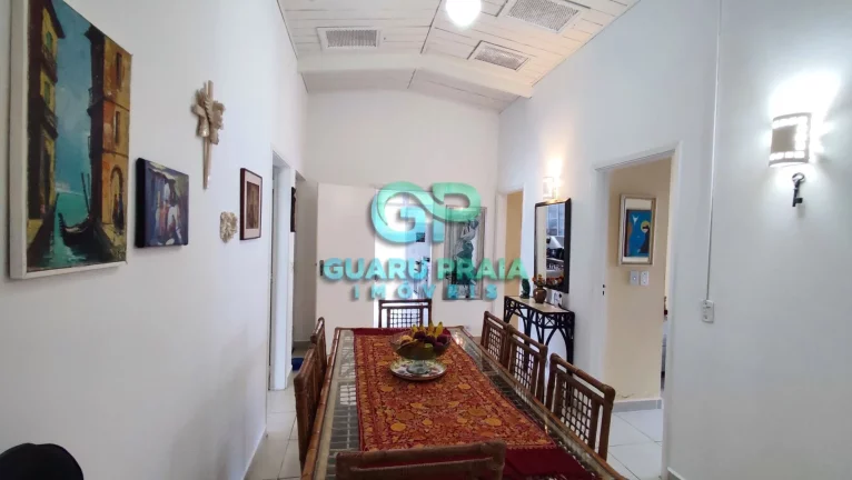 Imagem Sala espaçosa para 2 ambientes, varanda, sala de jantar, 3 dormitórios sendo uma suíte, banheiro social, cozinha, lavanderia, piscina, churrasqueira, 1 edícula com 2 suítes, 5 quartos