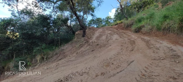 Imagem "Oportunidade única! Terreno em declive com vista deslumbrante e infraestrutura completa em condomínio de chácaras com portaria 24 horas"
