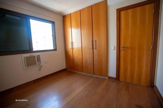 Imagem Este espaçoso apartamento de 336 metros quadrados oferece o equilíbrio perfeito entre conforto e p...