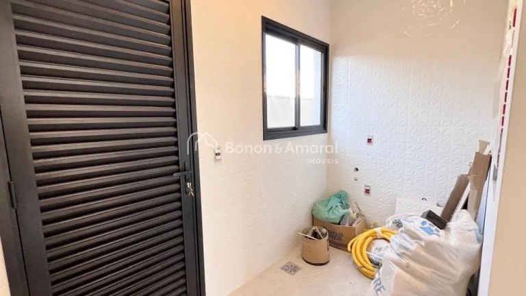 Imagem Suítes: 3 suítes, sendo:
2 Suítes com Closet: Oferecendo espaço extra para organização.
1 Suí...