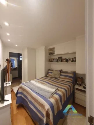 Imagem Sobrado com 4 Quartos e 5 banheiros à Venda, 180 m² por R$ 899.900