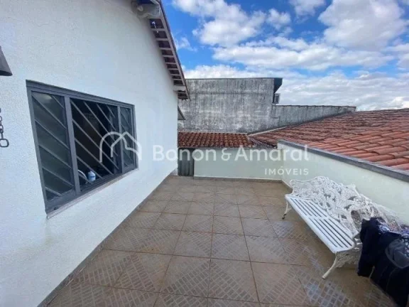 Imagem Imóvel versátil, com construção sólida, ideal para residência ou comércio. 
A casa possui uma...