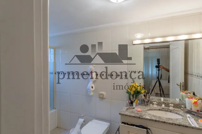Imagem Apartamento de 132m² em Higienópolis, 3 quartos (1 suíte) e 1 vaga demarcada e livre.