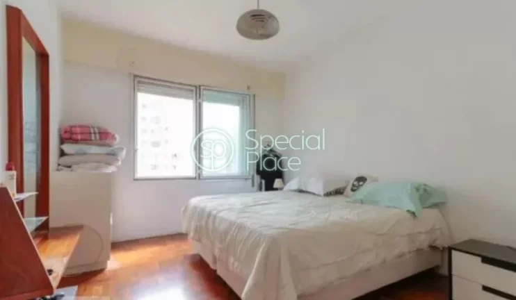 Imagem Apto com pé direito alto e living rico em iluminação natural. Perfeito para reformar e deixar os ...