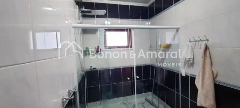 Imagem Excelente casa com 3 dormitórios, sendo 1 suíte com varanda, banheiro social, e um living amplo qu...