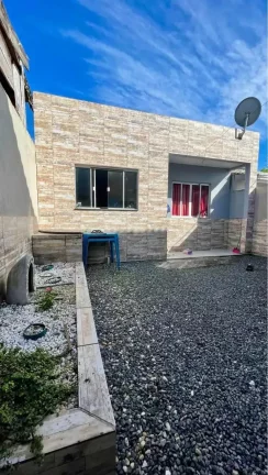 Imagem Sobrado amplo com 2 dormitórios e 2 vagas de garagem, com espaço lateral no Centro de Camboriú.