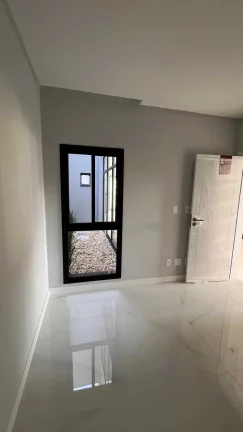 Imagem Sobrado Triplex com 4 suítes e 2 vagas de garagem em Camboriú