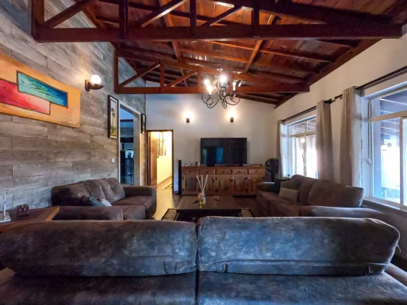 Imagem Permuta por Casa em Avaré/SP, Botucatu/SP ou Litoral/SP - Chacará em Terreno de 1.090 m² com 400 m² Construídos, Lazer Completo e Estrutura Impecável