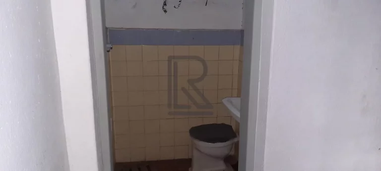 Imagem Oportunidade Imperdível: Casa Antiga em Localização Estratégica com Potencial Comercial!