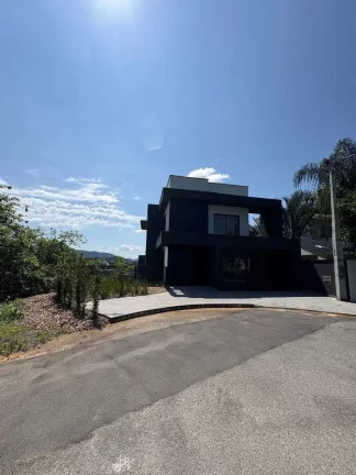 Imagem Casa alto padrão com 3 dormitórios sendo 1 suíte e 2 vagas em Jaraguá do Sul /SC