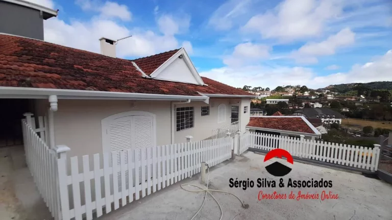 Imagem Casa a Venda na Região de Vila Abernessia, em Campos do Jordão - SP.