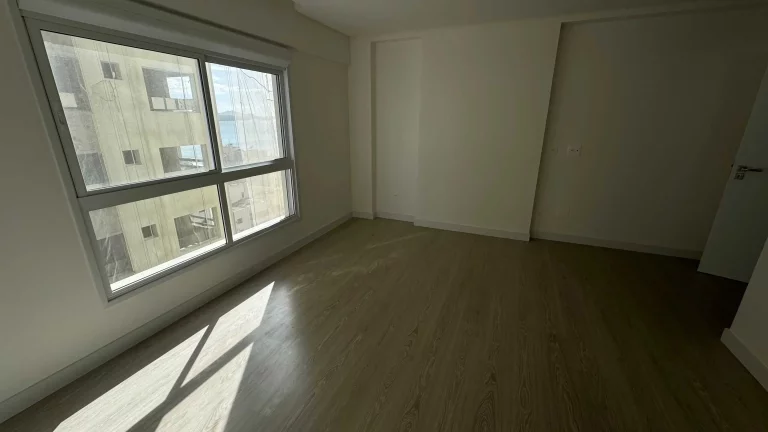 Imagem Apartamento com 4 suítes e 2 vagas de garagem no Centro em Itapema/SC