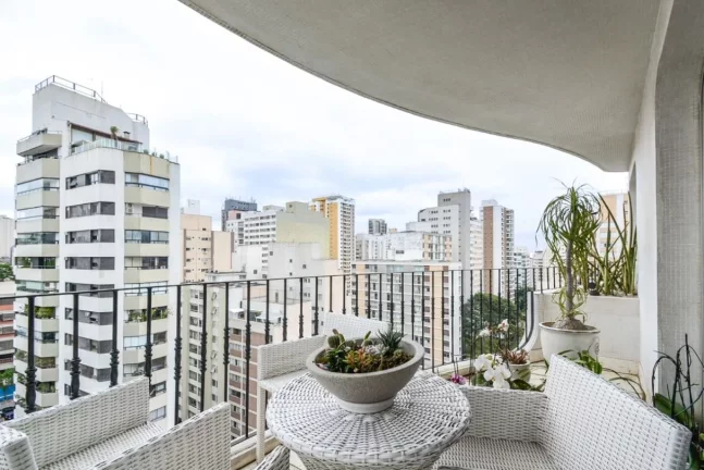 Imagem Apartamento reformado com 4 dts (2 suítes) e 5 vagas, com vista Pacaembu