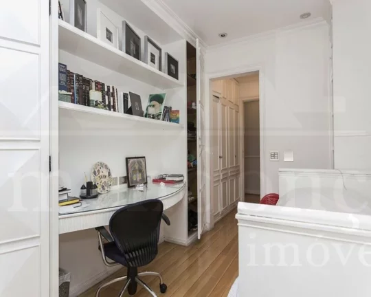 Imagem Lindo apartamento, amplo living para 3 ambientes com piso de tábuas de ipê, terraço, jardim de in...