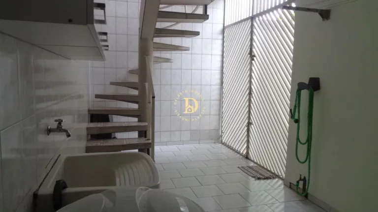 Imagem Casa - Jardim Ismênia - 3 Dormitórios (1 suíte) - 220m² - São José dos Campos/SP