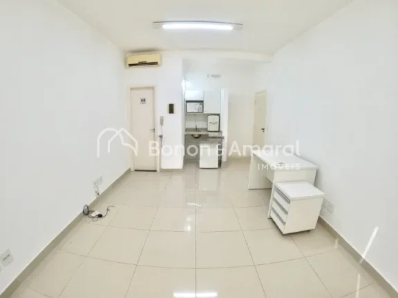 Imagem Sala comercial, com armários embutidos, frigobar, ar condicionado, microondas, banheiro e 1 vaga na...