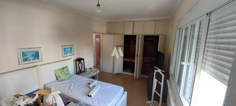 Imagem Apartamento com 228m², quadra da praia do Gonzaga, 3 dormitórios, dependência completa, 1 vaga!