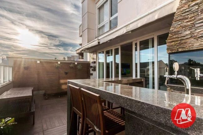 Imagem Sobrado de 454,00 m², 3 suítes,4 vagas e piscina.
