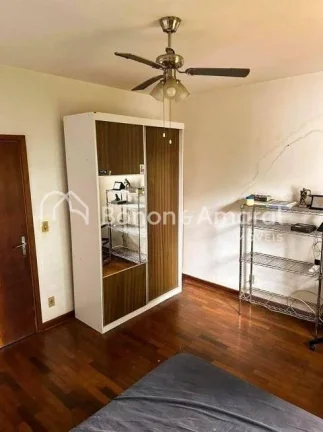 Imagem Bela casa com toque rústico. a residência possui um amplo terreno de esquina com 1.182m² de área...