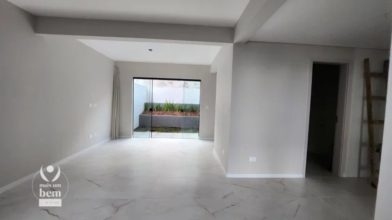 Imagem Maravilhoso sobrado com 3 quartos sendo 1 suíte com sacada, 2 vagas de garagem à venda - Tingui - Curitiba/PR