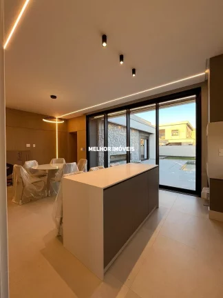 Imagem Casa Alto Padrão á venda com 3 suítes, um escritório, 4 vagas localizada em condomínio fechado em Camboriú.