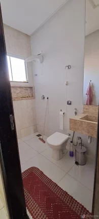 Imagem Casa de Esquina à Venda no Bairro Barreiro – Patos de Minas/MG | 3 Quartos (1 Suíte com Closet), 240m² de Terreno | Aceita Permuta