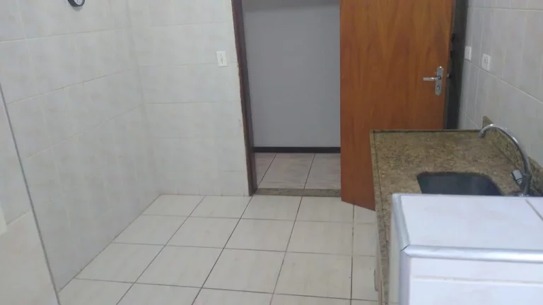 Imagem Apartamento amplo com sala dois ambientes, cozinha com armários, banheiro com box e gabinete, 3 qua...
