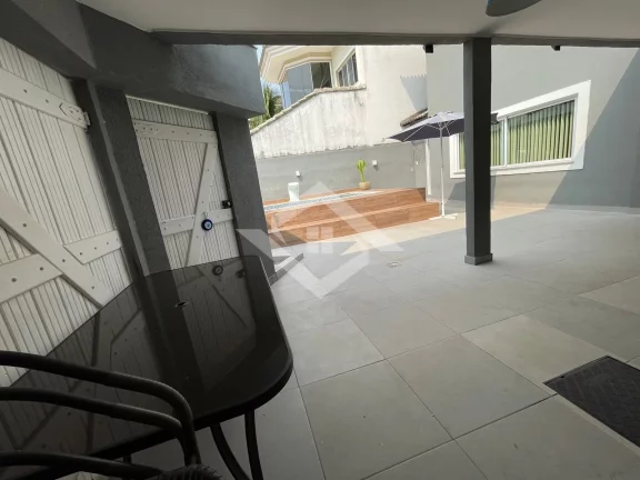 Imagem Casa Dúplex em Condomínio Fechado: Conforto e Segurança
