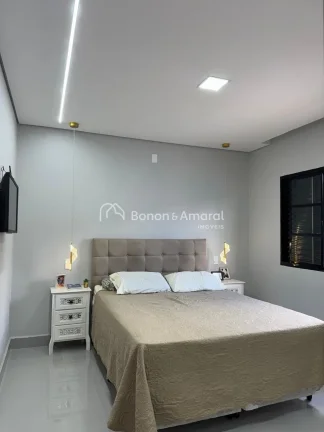 Imagem Linda casa totalmente reformada, localizada na parte alta do bairro, em região tranquila e de excel...