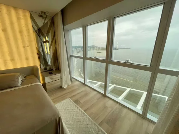 Imagem Apartamento alto padrão frente mar com 4 suítes e 3 vagas de garagem - Av. Atlântica/SC