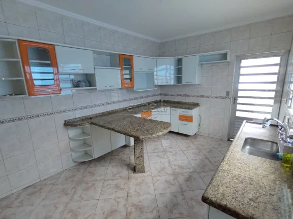 Imagem Sobrado em excelente estado de conservação! - 4 dormitórios sendo uma suíte master com Hidromass...